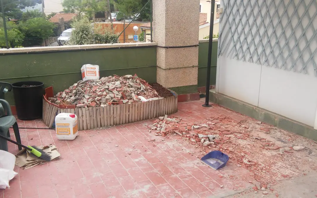 Proyecto de obras para Impermeabilización de cubierta en edificio. Informe de idoneidad técnica para Rehabilitación de azotea.